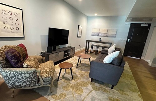 Wilshire Center Apartment | Free indoor Parking in Downtown Los Angeles.