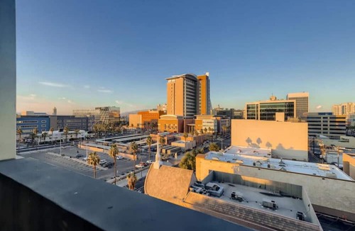 Downtown Las Vegas Condo | Sparkling Juhl byFremont-1 queen 1 sofa bed TONS of Amenities