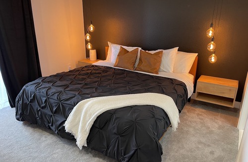 Valencia Condo | Luxury Modern Penthouse 5 min from Magic Mountain in resort style gated complex