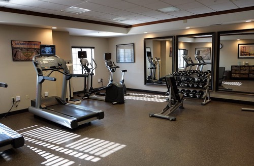 Lake Forest Apartment | Free Breakfast. Outdoor Pool & Hot Tub