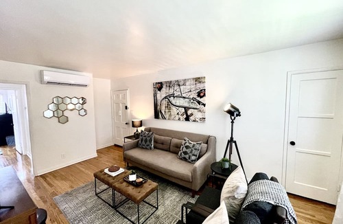 Bixby Knolls Apartment | Designer Bixby Knolls 2 bedroom with Parking near Cafes/Bars/Shopping