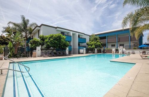 Palms Apartment | Sleek Westside 1BR w/Pool, Gym, Bball & Tennis Courts, by Blueground
