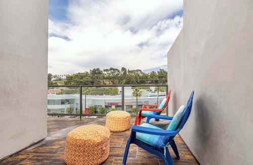 Los Angeles Condo | Walk to Universal: New Townhouse: Garage Prk'g