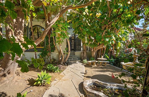 Los Feliz Apartment | Hollywood Glam + Modern Comfort at Griffith Park