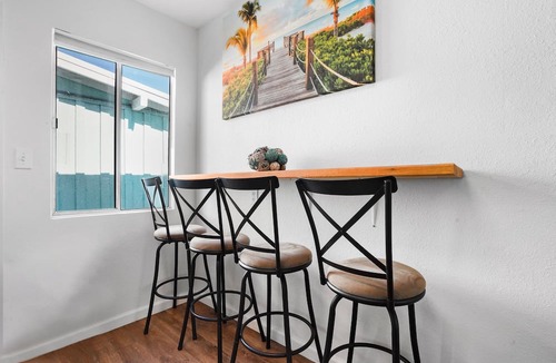 Pierpont Bay Apartment | Green Haven, Arcades, 1 Minute Walk to Beach & Restaurants, 2 King Beds, Kitchen
