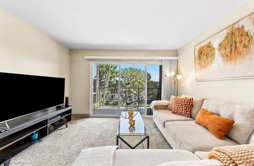 Marina del Rey Apartment | The Moonstone - Cozy Marina side Garden View Pool/Gym