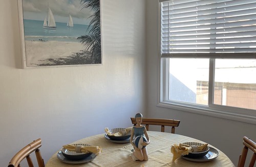 Belmont Shore Apartment | Beautiful unit in the heart of Belmont Shores!
