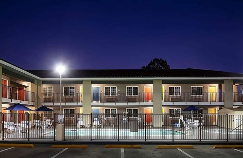 Temecula Hotel | Close to Old Town Temecula! Great Unit in Signature Temecula! Pool, Free Parking