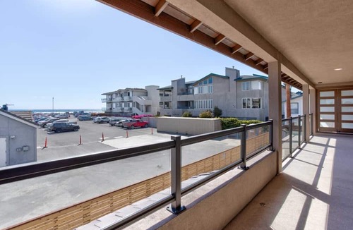 Downtown Condo | Luxurious Beach Side Condo with Ocean Views- Can Accommodate Large Groups!