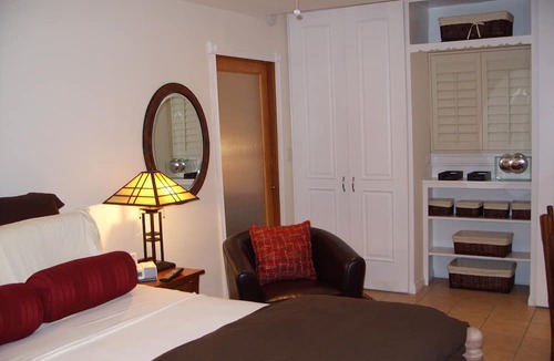 Beachwood Canyon Apartment | Charm. Privacy.and The Hollywood Sign
