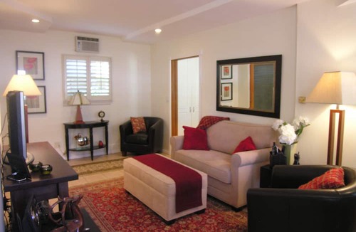 Beachwood Canyon Apartment | Charm. Privacy.and The Hollywood Sign