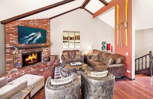 Big Bear Lake Condo | Higher End Townhome! Views of Bear Mtn! WiFi! Laundry! Walk to Bear Mtn!