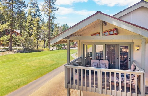 Big Bear Lake Condo | Higher End Townhome! Views of Bear Mtn! WiFi! Laundry! Walk to Bear Mtn!
