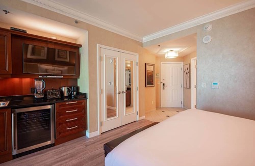 Las Vegas Condo | No Resort Fee Strip View Suite + Free Valet+ Pool