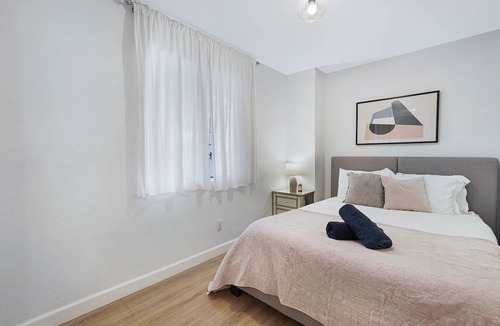 Hollywood House | Stylish Modern Home ★ Heart of Hollywood & Walkable ★ 2 Private Car Spots