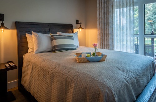 Paso Robles House | Balcony Over the Town Square | Downtown Paso | Paso Park Suites