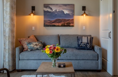 Paso Robles Condo | Paso Park Suite 201-Distinctive Balcony Suite Right in Downtown Paso Robles!