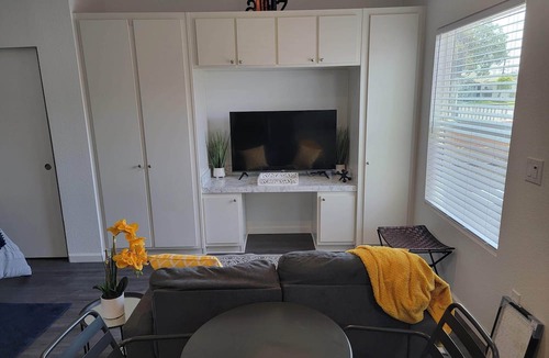 Los Angeles Apartment | Cozy studio ADU in lovely Los Angeles with refreshing AC near SoFi Stadium