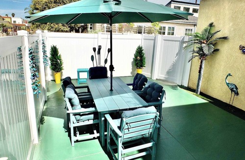 Naples House | Walk to Beach, Tropical Patio, Sleeps 5