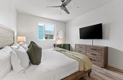 Marina del Rey Apartment | Nautical Knees' Right on The Marina, Walk To Venice Boardwalk Pool, Jacuzzi, Gym