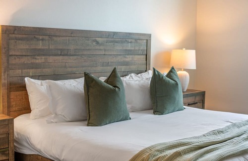 Marina del Rey Apartment | Nautical Knees' Right on The Marina, Walk To Venice Boardwalk Pool, Jacuzzi, Gym