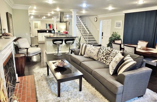Peninsula Apartment | LB Peninsula, Steps to the Sand and Bay, Sleeps 8