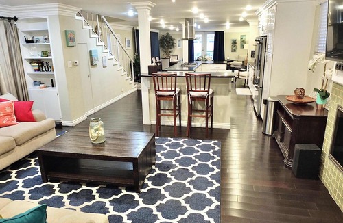 Peninsula Apartment | LB Peninsula, Steps to the Sand and Bay, Sleeps 8