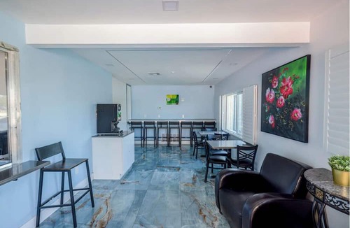 Victorville Hotel | Comfortable 2 Queen Beds w/Microwave Near Local Dining
