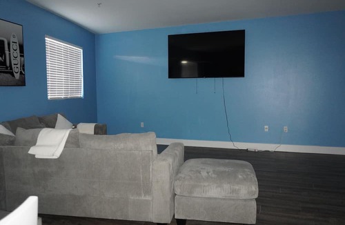Downtown Apartment | Beautiful home close to Universal Studios for family or friends!