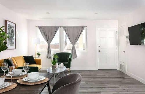 Glendale Apartment | Luxury 3BR Condo Near Americana and Galleria