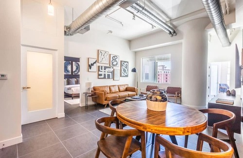 Historic Core Apartment | DTLA 2BR | Rooftop Jacuzzi & Sunset Views!