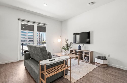 West Gateway Apartment | Stylish City Escape/Walk to Shops Dine & Explore