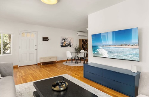 Sawtelle Apartment | Chic Brentwood Stay 1BR/1BA - Steps Wilshire w Parking & W/D
