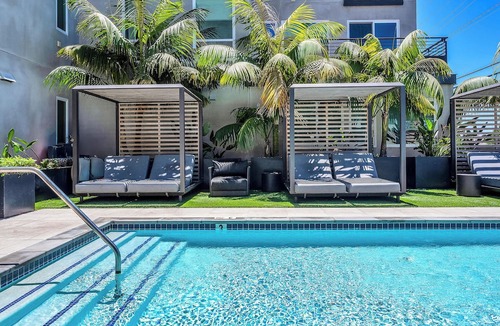 Larchmont Apartment | Modern Stylish Gillis House with Pool