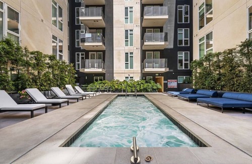 Koreatown Apartment | The K-Town 2BD Haven - Hot Tub, Gym & Parking