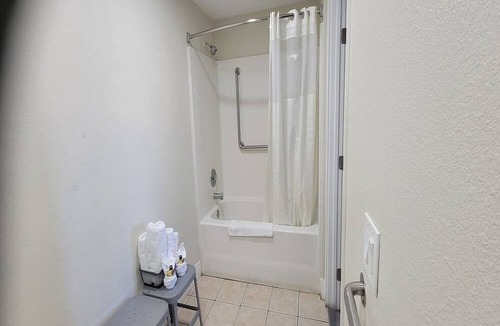 Victorville Apartment | 2 Queen Bed | Smoking