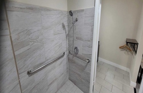Victorville Apartment | King Bed|Smk|Victorville CA