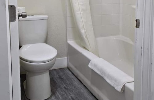 Victorville Apartment | King Bed|Walkin|Victorville