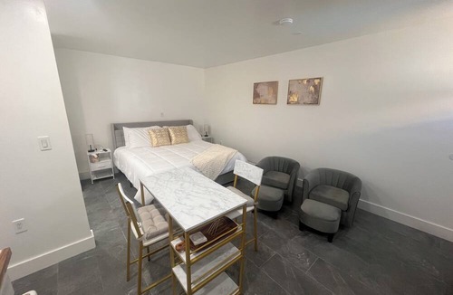 Paradise Valley Apartment | Prime location Studio,King Bed,Filtered shower,Near Airport Las Vegas Blvd