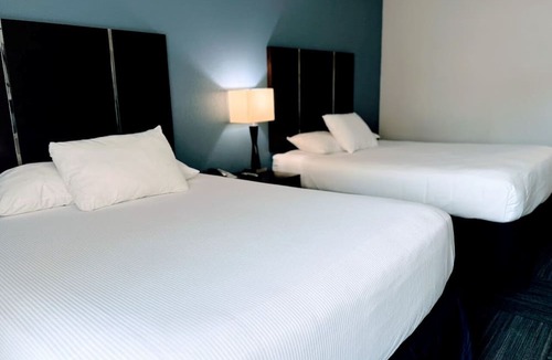 Old Towne Hotel | Two Queen Balcony Stay Near Seal Beach Pier, Food Tours and Breakfast Included