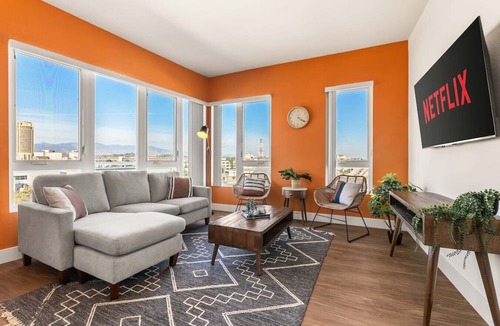 Little Tokyo Apartment | Stylish Haven with Scenic DTLA Views & Parking - Walking to Little Tokyo