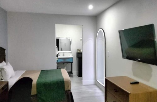 Barstow Apartment | Deluxe King Bed Non-Smoking - NK1