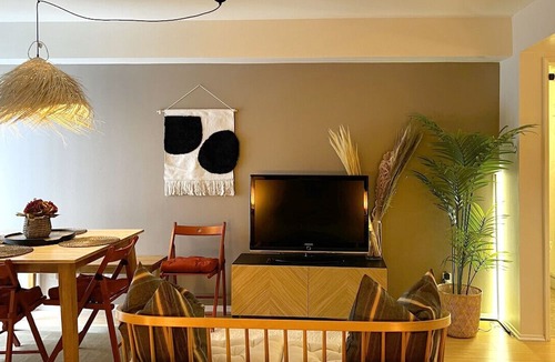 Wilshire Montana Apartment | Chic Retreat by Santa Monica Beach California