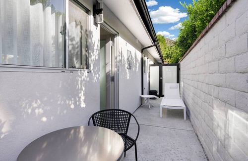 Historic Tennis Club Condo | Luxurious Tennis Club Bungalow 2 with Mountain Views and Walks to Downtown Palm Springs!