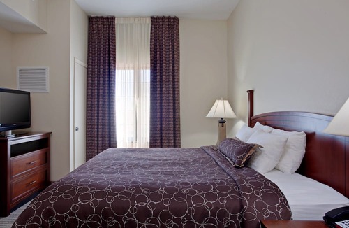 Palmdale Apartment | 2-Bedroom Suite w/Walk-In Shower, Palmdale