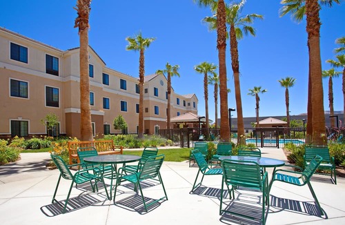 Palmdale Apartment | 2-Bedroom Suite w/Walk-In Shower, Palmdale