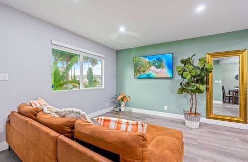 Monrovia House | MI- Ranch style 3 bedroom 2 bath Quiet & safe Neighborhood king-bed!
