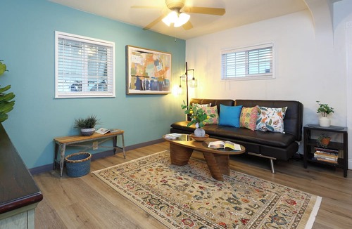 Santa Ana Apartment | Stylish 2B2B Hideaway 10 mins. drive to Disneyland