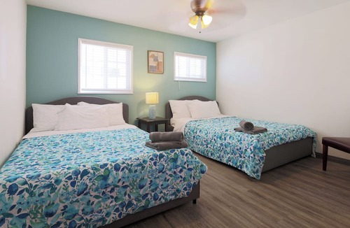 Santa Ana Apartment | Stylish 2B2B Hideaway 10 mins. drive to Disneyland