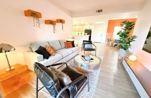 Encino Hotel | Charming 3BR with WiFi, AC and Parking in Marvelous Los Angeles